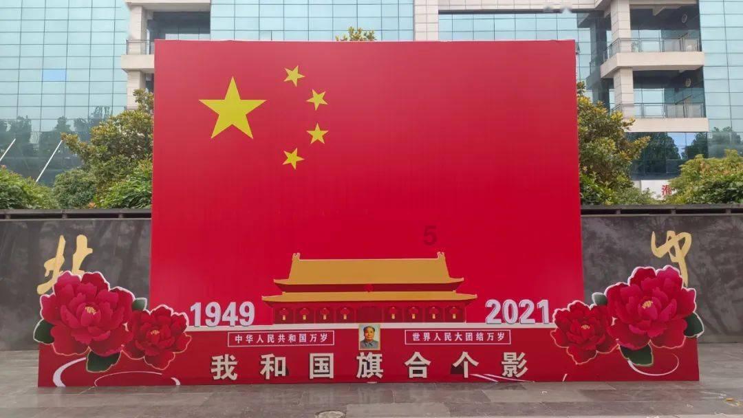旁边韩庚一个姿势没变,王一博变换坐姿,中年男人确实稳重