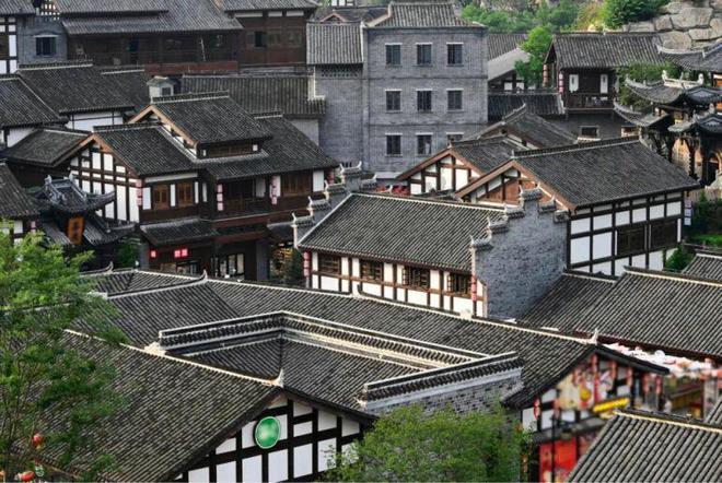 老公只是在客厅侧面装了个家庭影院,小区的业主都跑来我家参观